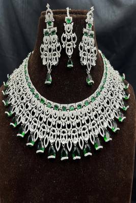emerald green bridal jewellery set choker dangle earrings maang tikka 2