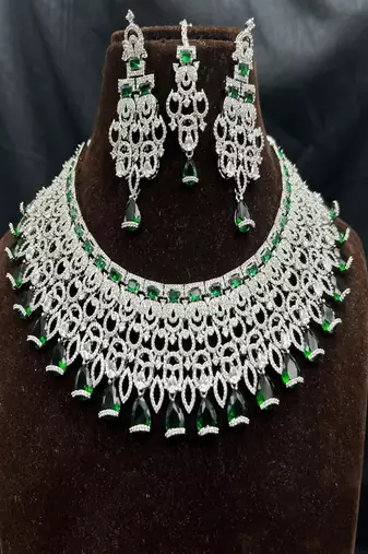 emerald green bridal jewellery set choker dangle earrings maang tikka