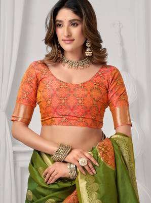 Women's green soft silk zari woven saree with blouse 4
