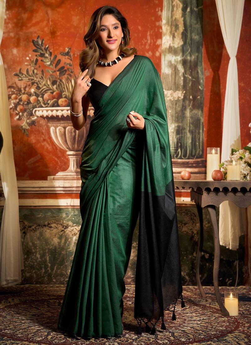 Women's bottle green cotton contrast pallu saree with blouse