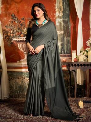 Women's dark grey cotton contrast pallu saree with blouse 1