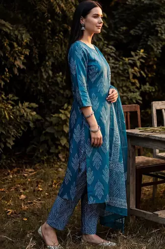 Women Ethnic Motifs Printed Regular Thread Work Linen Kurta with Trousers & With Dupatta