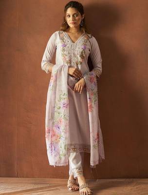 Floral Embroidered Thread Work V-Neck Straight Kurta With Trousers & Dupatta 1