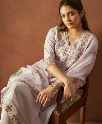 Floral Embroidered Thread Work V-Neck Straight Kurta With Trousers & Dupatta 4