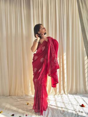 Printed floral ethnic motifs linen digital saree with blouse piece 3