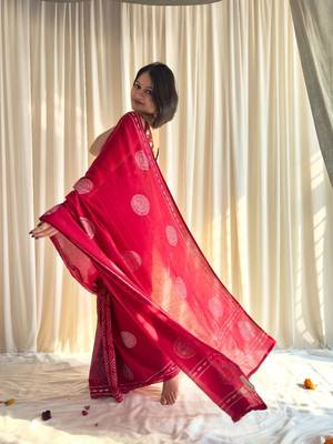 Printed floral ethnic motifs linen digital saree with blouse piece 5