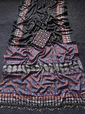 Black Color ajarakh Print And Real Mirror work Silk Blend Saree 3