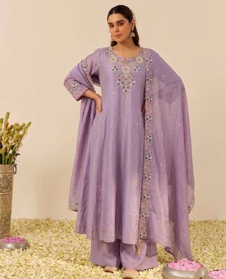 Women's silk blend lavender embroidered kurta set with palazzo and dupatta 3