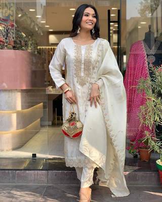 Women's off white straight embroidered viscose kurta set with pant and dupatta 1