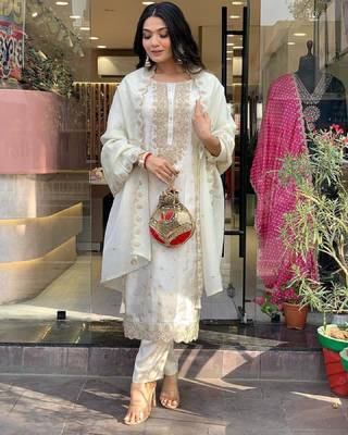 Women's off white straight embroidered viscose kurta set with pant and dupatta 4