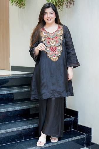 Women's black embroidered straight crepe kurta with pant