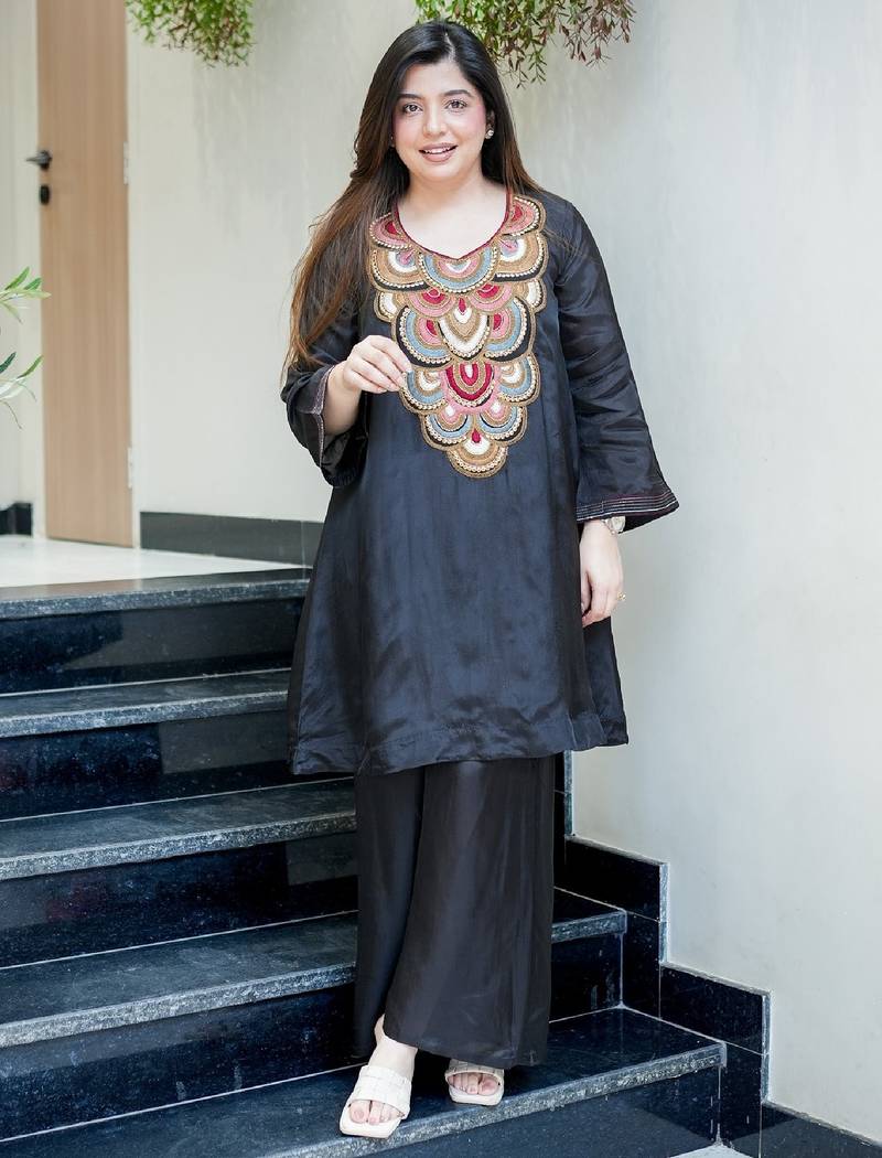 Women's black embroidered straight crepe kurta with pant