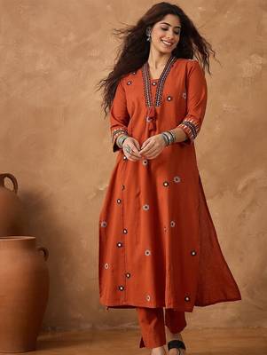 Yoke Design Pleated Thread Work V-Neck A-line Kurta With Trousers 2