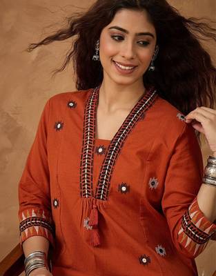 Yoke Design Pleated Thread Work V-Neck A-line Kurta With Trousers 3