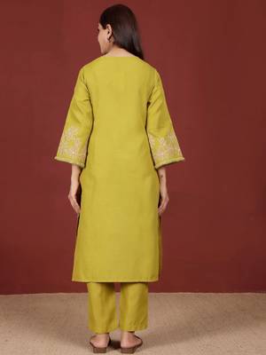 Floral Embroidered V-Neck Thread Work Straight Kurta With Trousers 6
