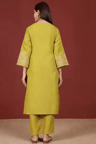 Floral Embroidered V-Neck Thread Work Straight Kurta With Trousers