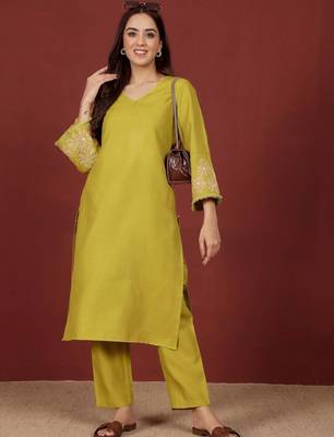 Floral Embroidered V-Neck Thread Work Straight Kurta With Trousers 7