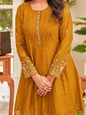 Women Ethnic Motifs Embroidered Pleated Thread Work Kurti with Palazzos 2