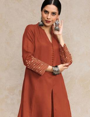 Women Panelled Sequinned Kurta with Trousers 7