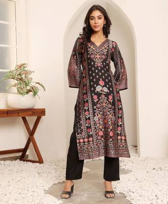 Floral Printed V-Neck A-Line Chanderi Straight Kurta with Trousers 1