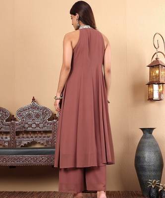 Ethnic Motifs Yoke Design Panelled Thread Work Anarkali Kurta with Trousers 4