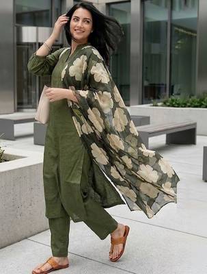 Women Regular Kurta with Trousers & With Dupatta 5