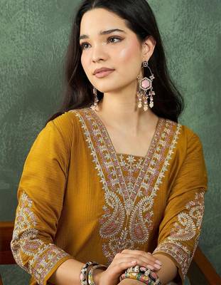 Women Ethnic Motifs Embroidered Kurta with Trousers 2
