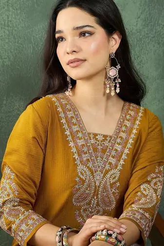 Women Ethnic Motifs Embroidered Kurta with Trousers