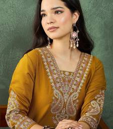 Women Ethnic Motifs Embroidered Kurta with Trousers