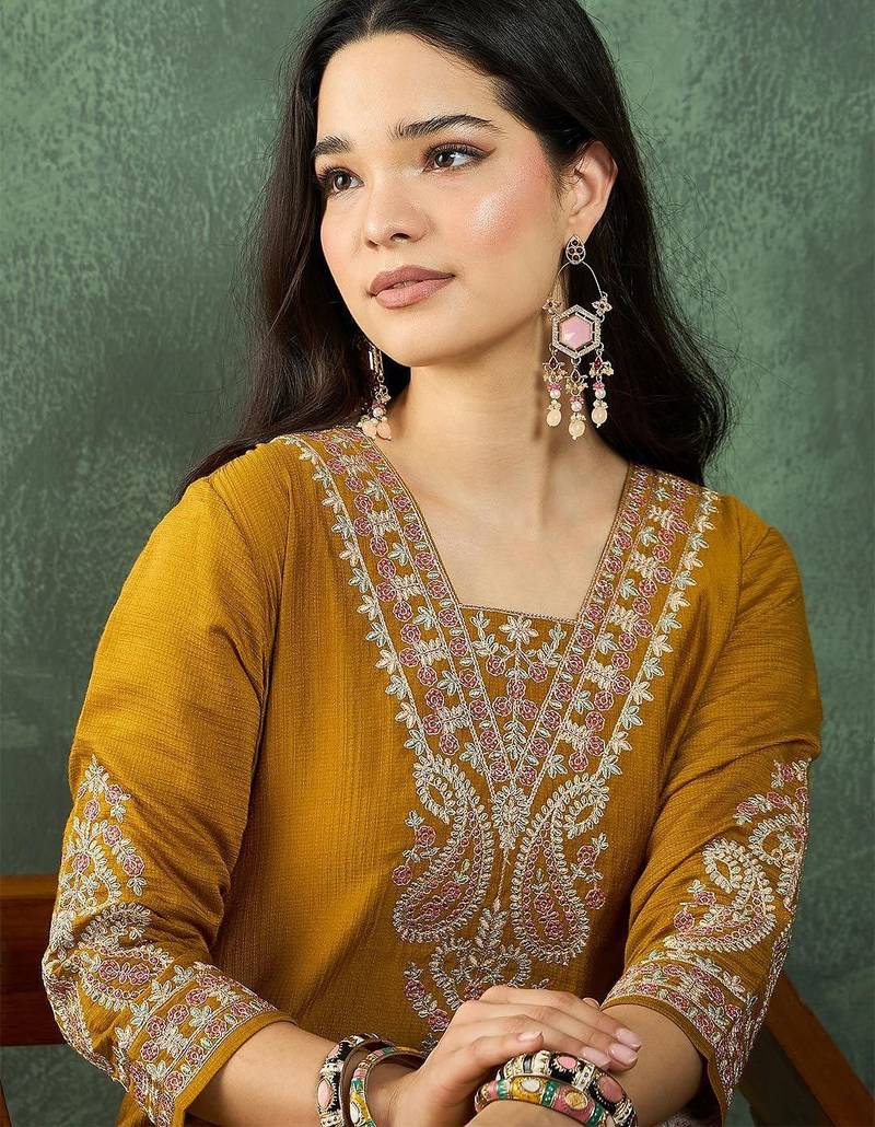 Women Ethnic Motifs Embroidered Kurta with Trousers