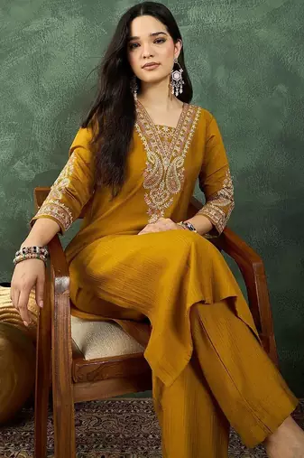 Women Ethnic Motifs Embroidered Kurta with Trousers