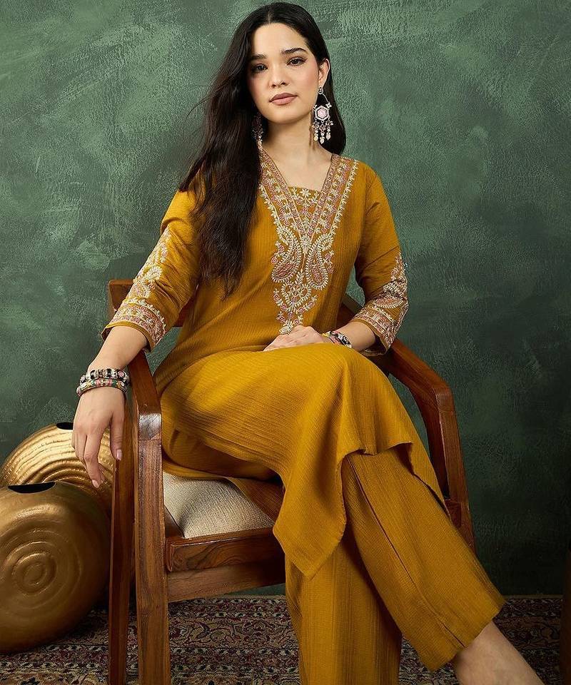 Women Ethnic Motifs Embroidered Kurta with Trousers