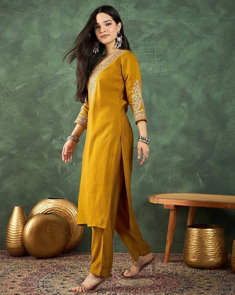 Women Ethnic Motifs Embroidered Kurta with Trousers