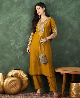 Women Ethnic Motifs Embroidered Kurta with Trousers 6
