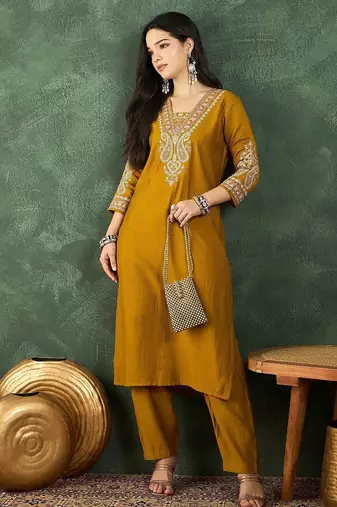 Women Ethnic Motifs Embroidered Kurta with Trousers