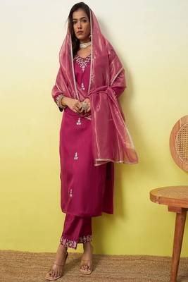 Floral embroidered silk blend v neck kurta trouser & dupatta set 3