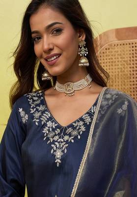 Floral embroidered silk blend v neck kurta trouser & dupatta set 3