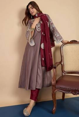 Floral embroidered silk blend v neck kurta trouser & dupatta set 3