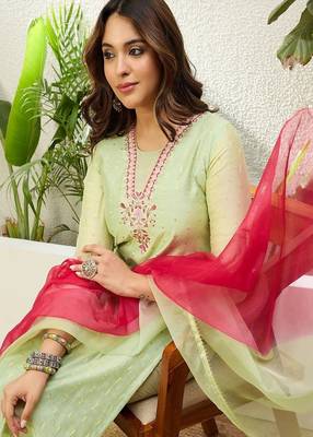 Floral embroidered chanderi round neck kurta trouser & dupatta set 4