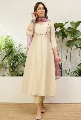 Floral embroidered silk blend v neck kurta trouser & dupatta set 1