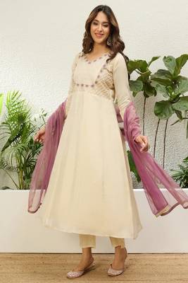 Floral embroidered silk blend v neck kurta trouser & dupatta set 2