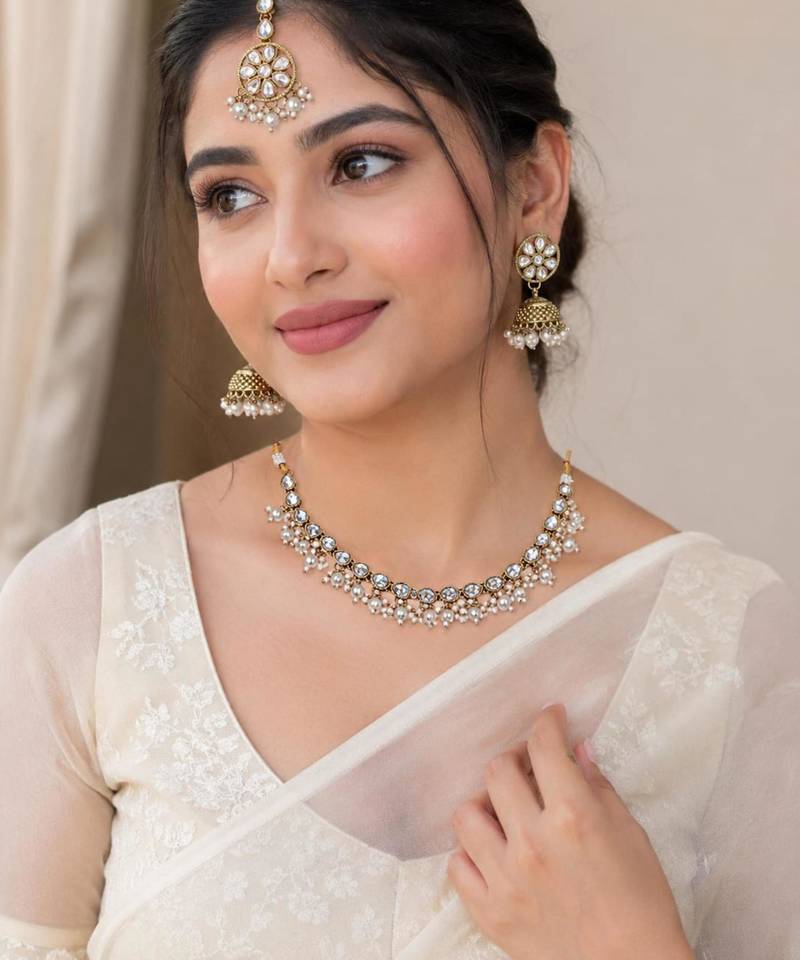 White antique-plated agate stone necklace set with earrings & maang tikka