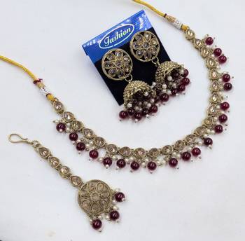 Maroon antique-plated agate stone necklace set with earrings & maang tikka 2