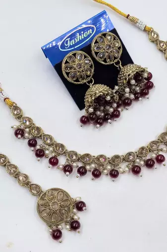 Maroon antique-plated agate stone necklace set with earrings & maang tikka