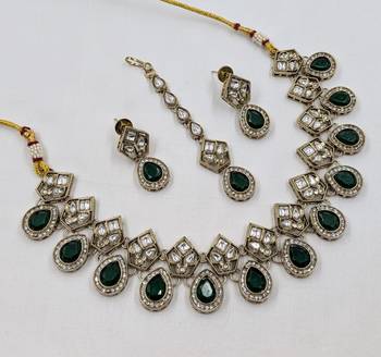 Green antique-plated agate stone necklace set with earrings & maang tikka 2