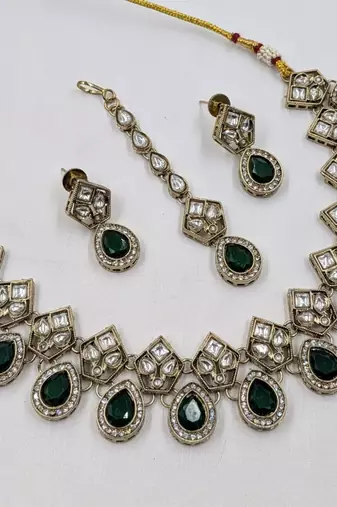 Green antique-plated agate stone necklace set with earrings & maang tikka