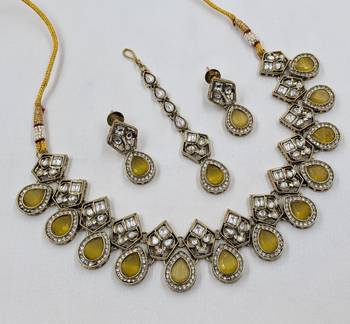 Yellow antique-plated agate stone necklace set with earrings & maang tikka 2