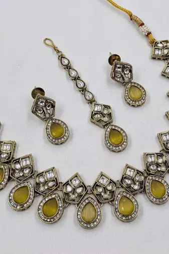 Yellow antique-plated agate stone necklace set with earrings & maang tikka