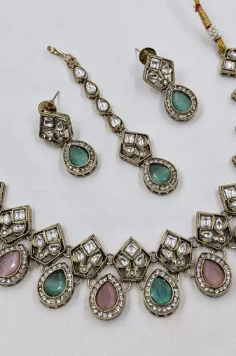 Pink pista antique-plated agate stone necklace set with earrings & maang tikka