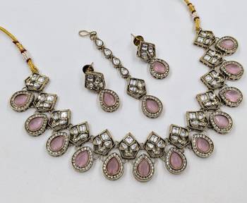 Pink antique-plated agate stone necklace set with earrings & maang tikka 2